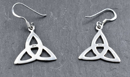 Rückseite der Triquetra Ohrhänger aus 925er-Silber