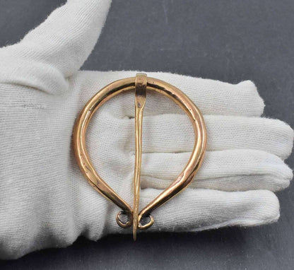 Große Ringfibel aus Bronze für Mittelalter-Reenactment auf der Hand