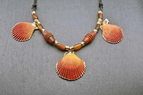 Muschelkette mit echten kammmuscheln und hornperlen - halskette