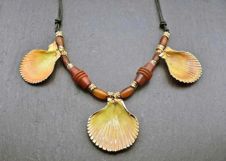 Muschelkette mit echten kammmuscheln und hornperlen - halskette