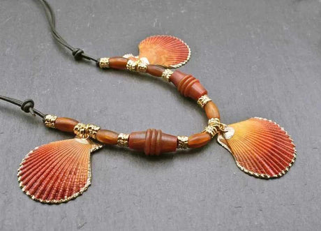 Muschelkette mit echten kammmuscheln und hornperlen - halskette