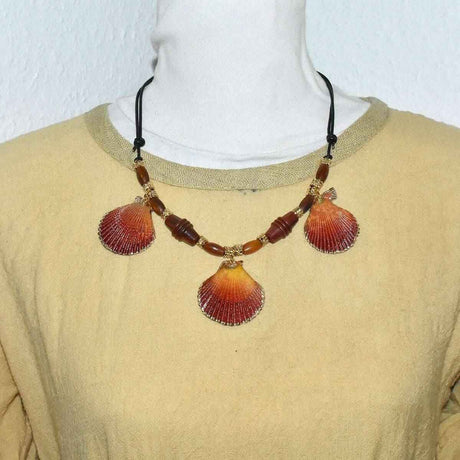 Muschelkette mit echten kammmuscheln und hornperlen - halskette