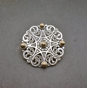 Große Scheibenfibel im Trewhiddle-Stil - Wikinger Brosche in versilberter Bronze