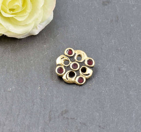 Kleine Fränkische Cloisonné Fibel aus Bronze mit rotem Glasfluss