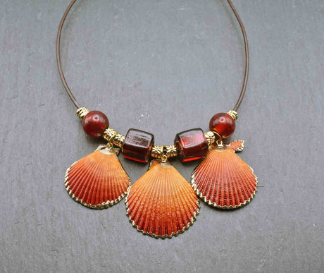Sommerliche muschelkette mit roten glasperlen - orangerote kammmuscheln ca. 4.5 x 4 und 3.5 cm - rote goldfolien