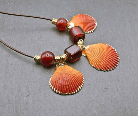 Sommerliche muschelkette mit roten glasperlen - orangerote kammmuscheln ca. 4.5 x 4 und 3.5 cm - rote goldfolien