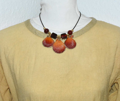 Sommerliche muschelkette mit roten glasperlen - orangerote kammmuscheln ca. 4.5 x 4 und 3.5 cm - rote goldfolien
