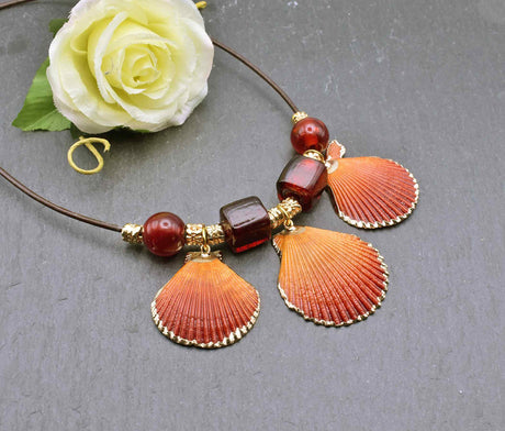 Sommerliche muschelkette mit roten glasperlen - orangerote kammmuscheln ca. 4.5 x 4 und 3.5 cm - rote goldfolien
