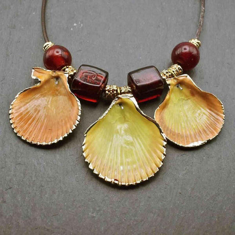 Sommerliche muschelkette mit roten glasperlen - orangerote kammmuscheln ca. 4.5 x 4 und 3.5 cm - rote goldfolien