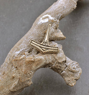 Feine Thorshammer Brosche aus Bronze auf einem Ast
