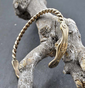 Gotland Armspange aus Bronze auf einem Ast