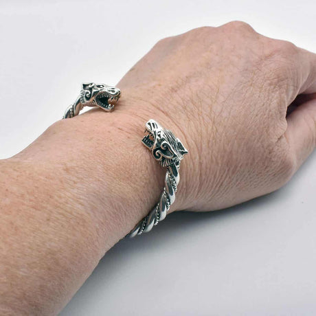 Wikinger armreif mit wolfsköpfen