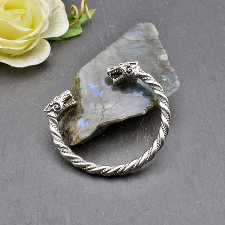 Wikinger armreif mit wolfsköpfen