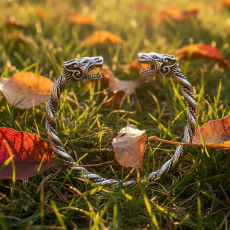 Wikinger armreif mit wolfsköpfen