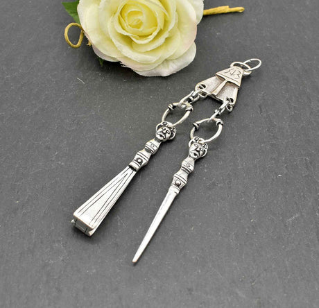 Wikinger hygieneset „gotland“ mit pinzette und pfriem aus versilberter bronze - hygiene set