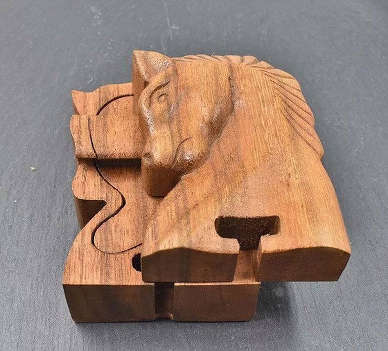 Sleipnir Schatulle, Puzzle Box als Pferdekopf teilweise geöffnet