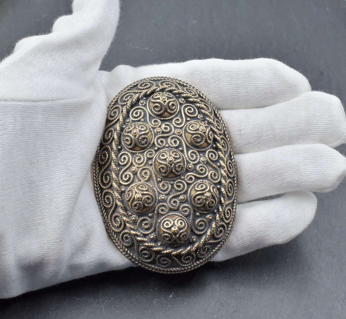 Haithabu Schildkrötfibel auf der Hand